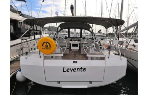 Bavaria C42 Levente