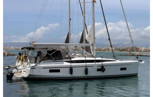 Bavaria C42 Blue Eyes