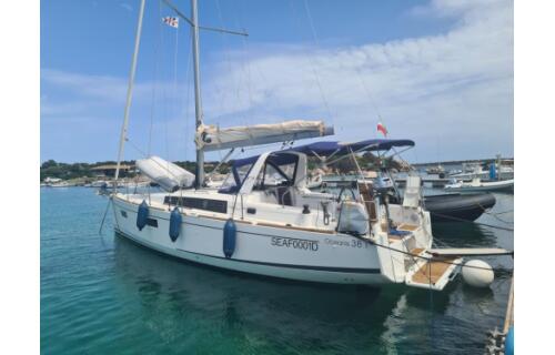 Oceanis 38.1 Illuminating