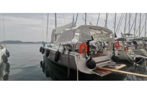 Oceanis 51.1 Living in sea